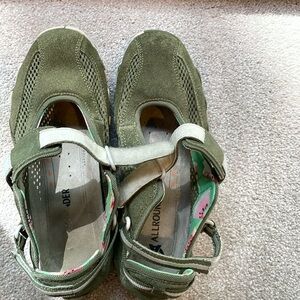 Allrounder tennis shoes size 9 hunter green with adjustable straps